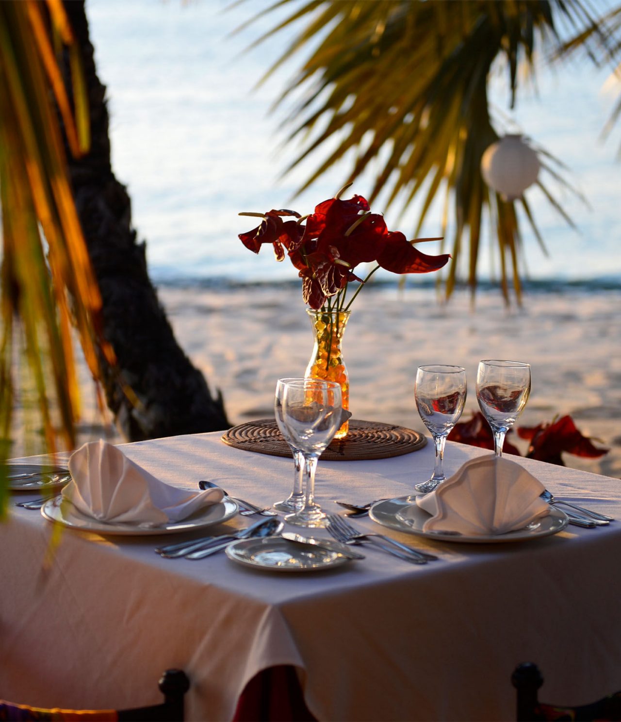 Die Bar Sunset des Eco-Resorts auf Bazaruto hat Tische mit Blick auf den Strand und das Meer