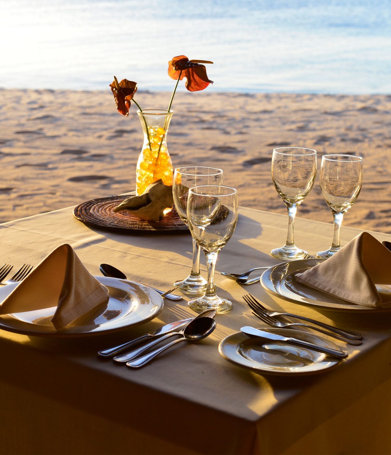 Das Restaurant Flamingo im Eco-Resort auf Bazaruto hat Tische im Sand mit Blick auf das Meer