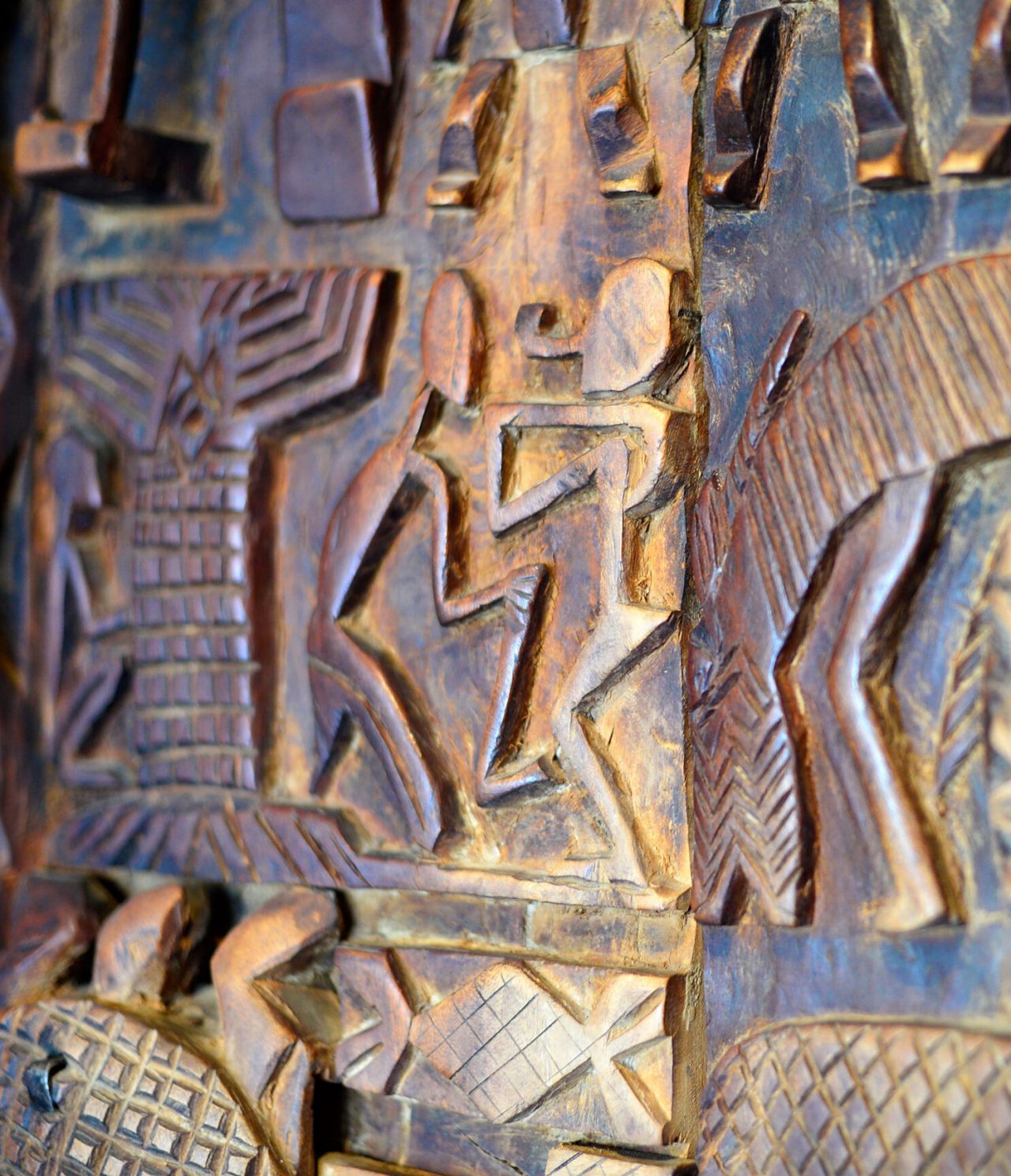 Die Bar Sasseka im 4-Sterne-Hotel in Maputo hat eine typische afrikanische Skulptur mit Tieren und Menschen