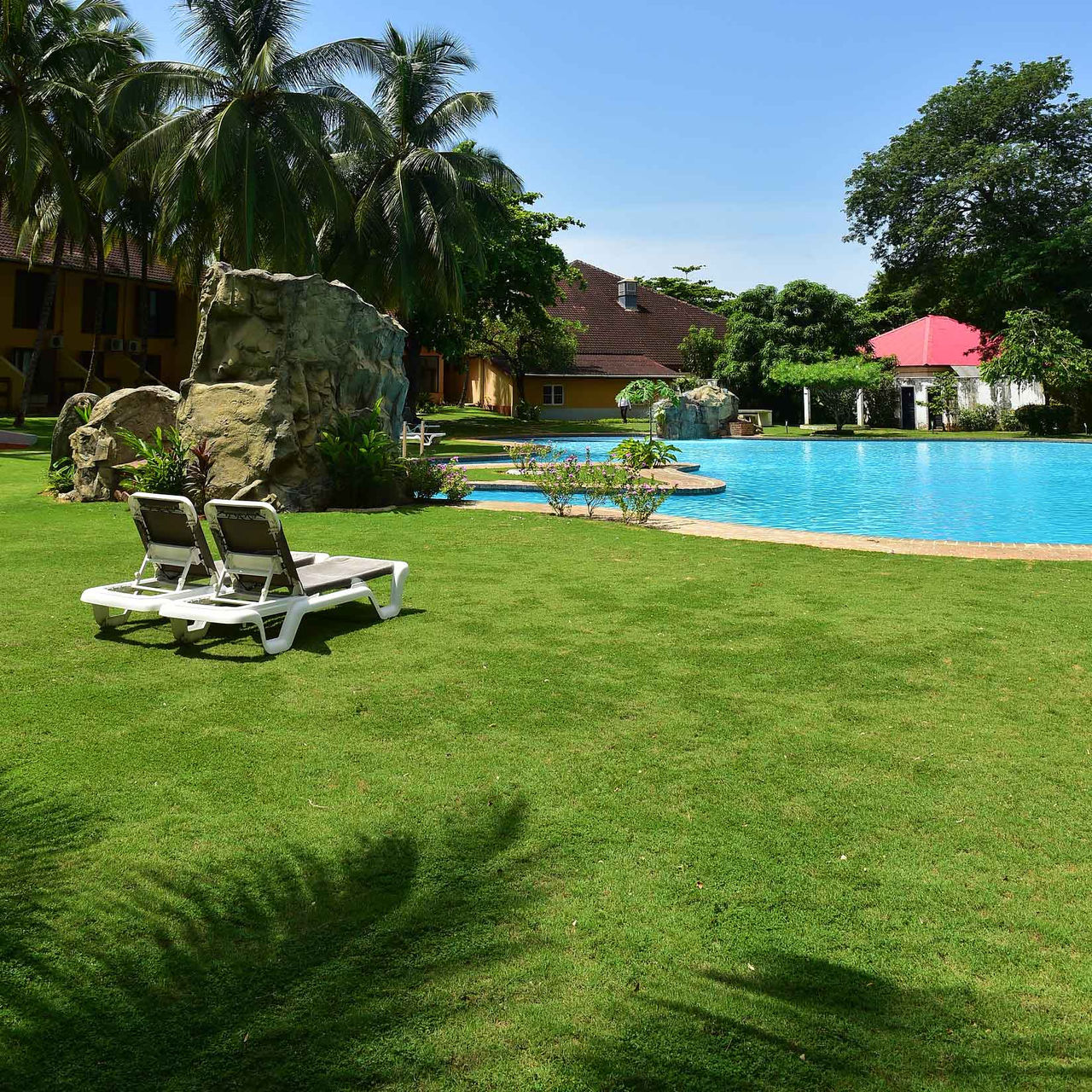 Garten und Außenpool des Pestana Miramar São Tomé, ein 4-Sterne-Hotel in São Tomé