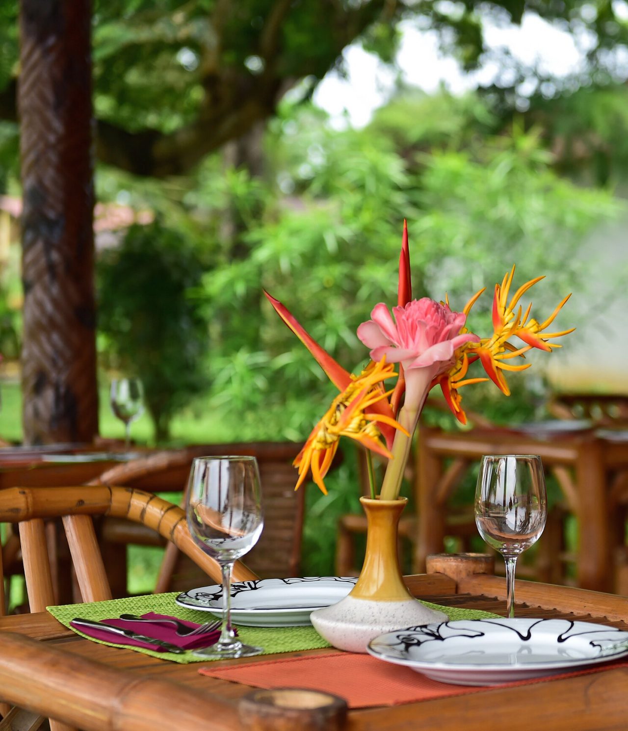 Die Bar Tartaruga im Hotel im Ilhéu das Rolas, São Tomé, hat einen Tisch mit zwei Tellern, einem Weinglas und Besteck