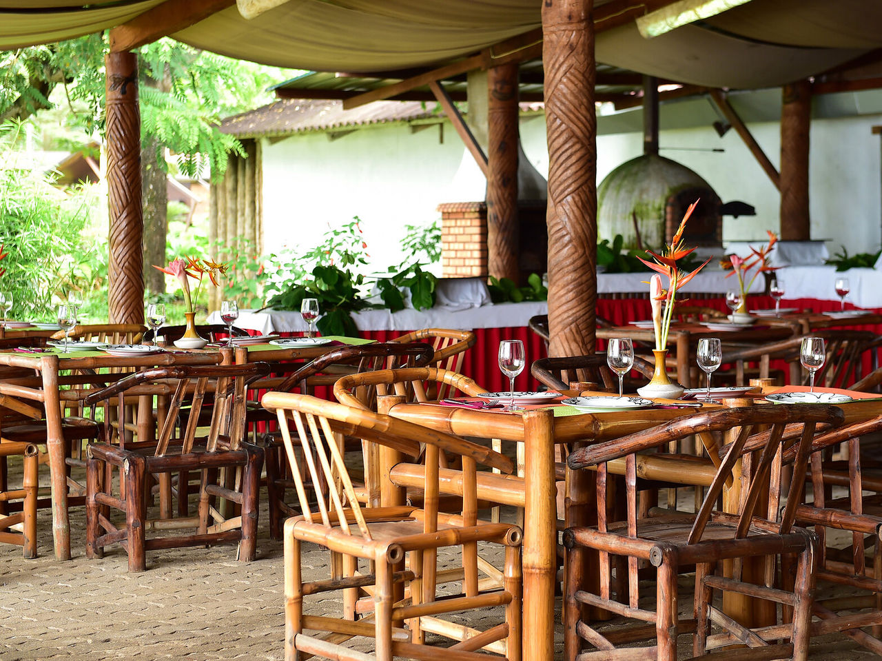 Die Bar Tartaruga im Hotel im Ilhéu das Rolas, hat Tische und Stühle aus Bambus sowie kunstvoll gestaltete Holzsäulen