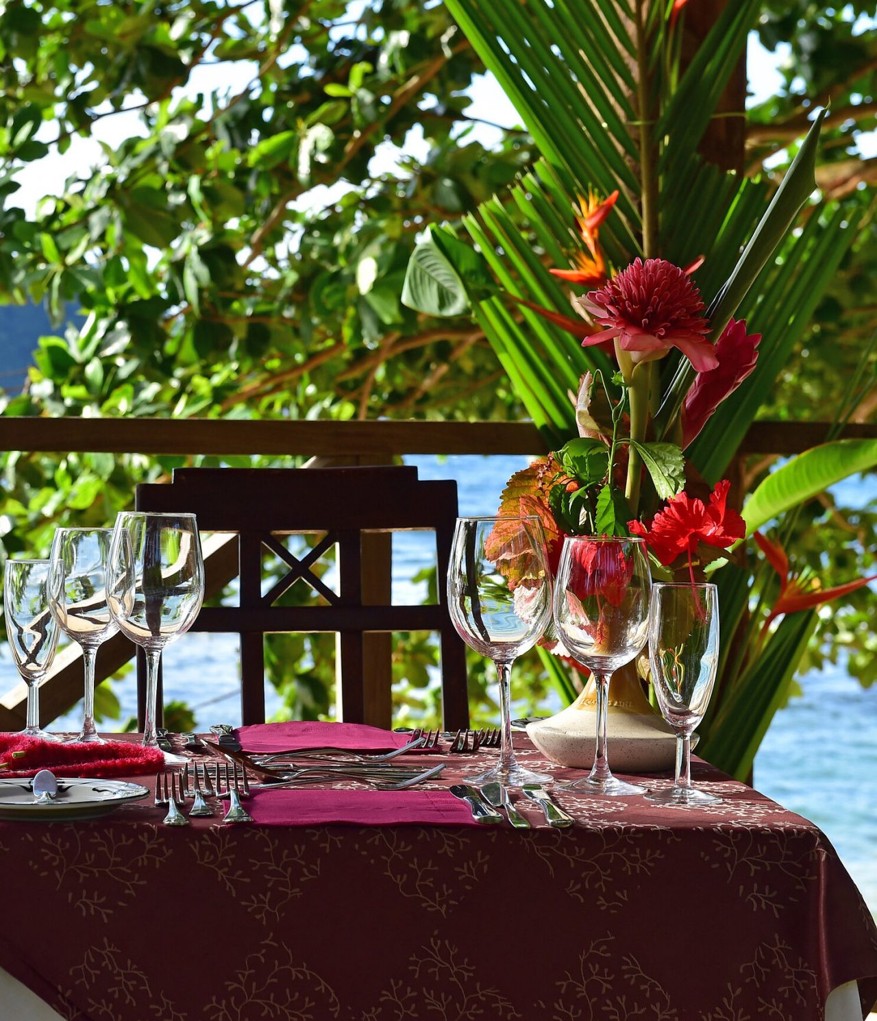 Die Bar Piscina im Hotel im Ilhéu das Rolas, São Tomé, hat einen Tisch mit Service und Meerblick
