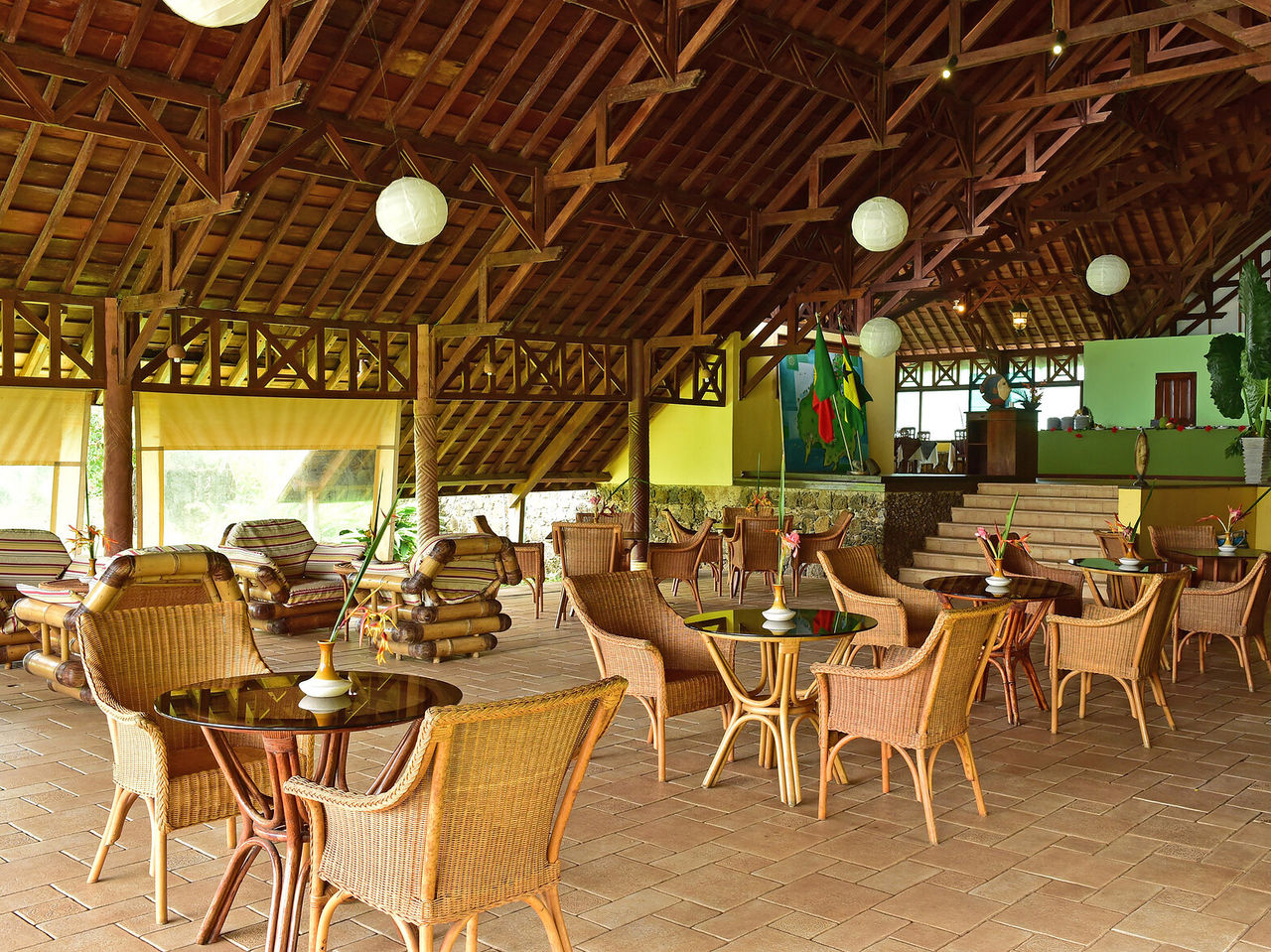 Das Restaurant Golfinho im Hotel im Ilhéu das Rolas, São Tomé, hat ein Restaurant im Freien mit Rattanmöbeln
