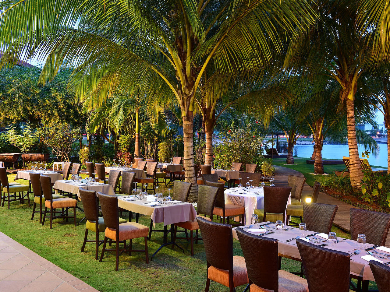 Die Bar Porto Alegre im 5-Sterne-Resort in São Tomé serviert verschiedene Gerichte und Snacks auf der Terrasse neben dem Pool