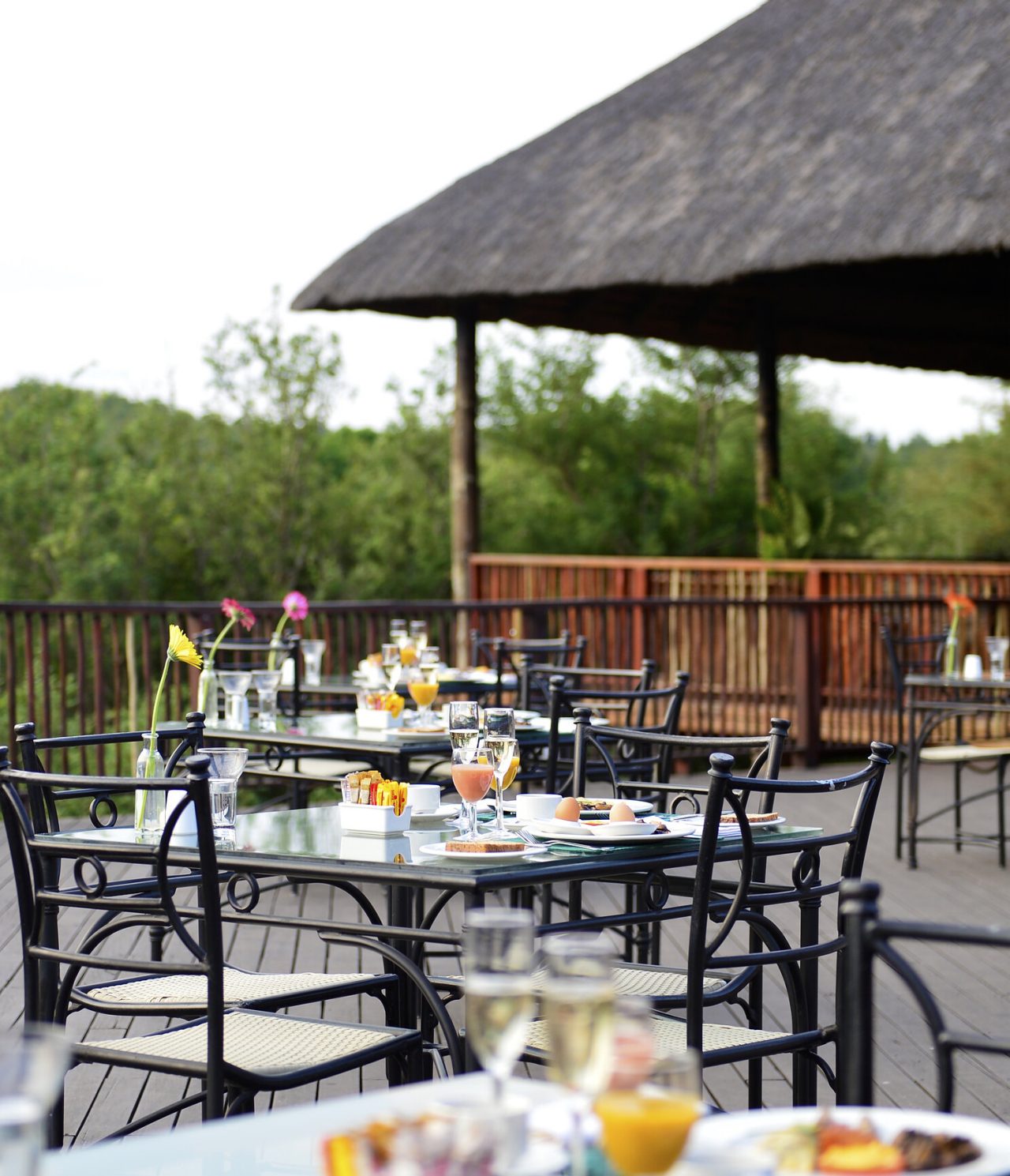 Die Bar Eshonalanga im 4-Sterne-Hotel im Kruger Park hat eine Terrasse mit mehreren Tischen zum Frühstücken