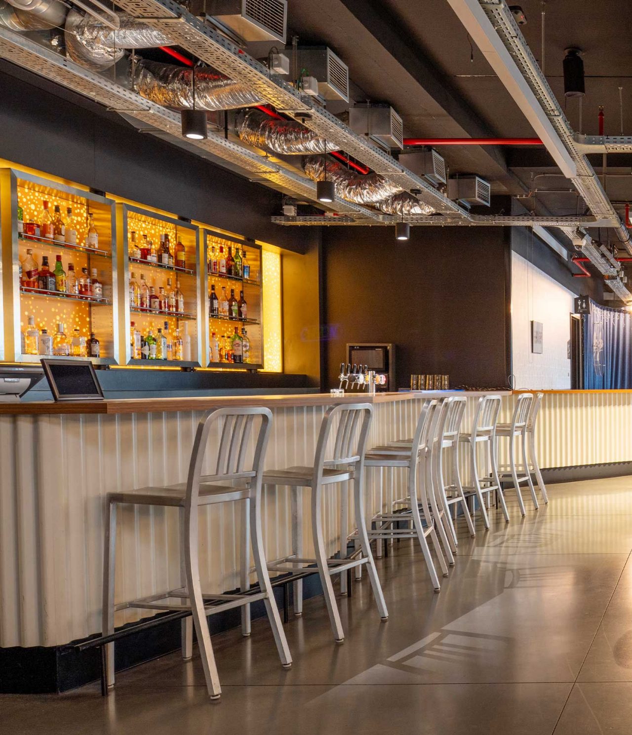 Die Bar des Hotels in Brüssel nahe dem Europäischen Parlament hat Stühle, Tische und hängende Schaukeln