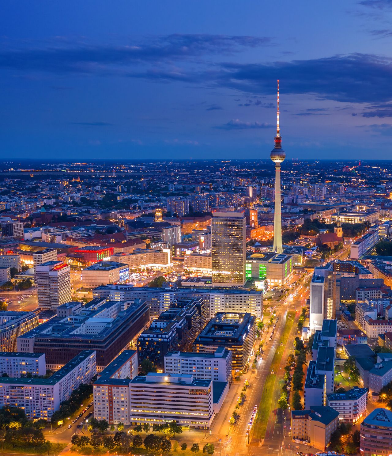 Nachtstadtlandschaft von Berlin, beleuchtet, mit Schwerpunkt auf dem berühmten Fernsehturm