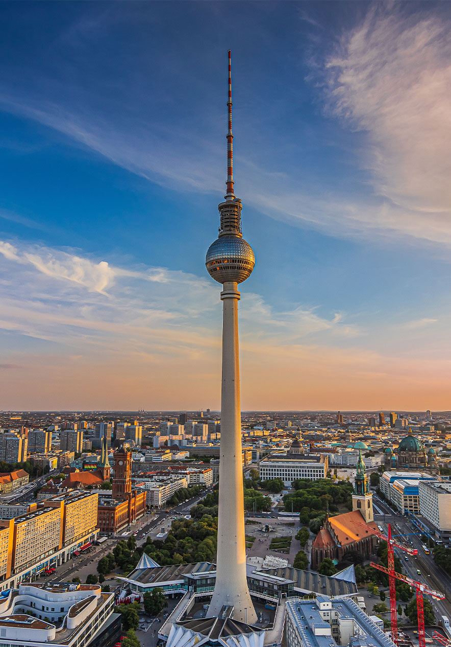 Fernsehturm Berlin bei Sonnenuntergang, mit Panoramablick auf die Stadt