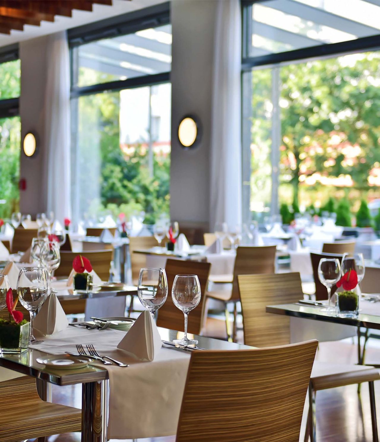 Das Restaurant Atlantis im 4-Sterne-Hotel in Berlin hat eine saubere und elegante Dekoration