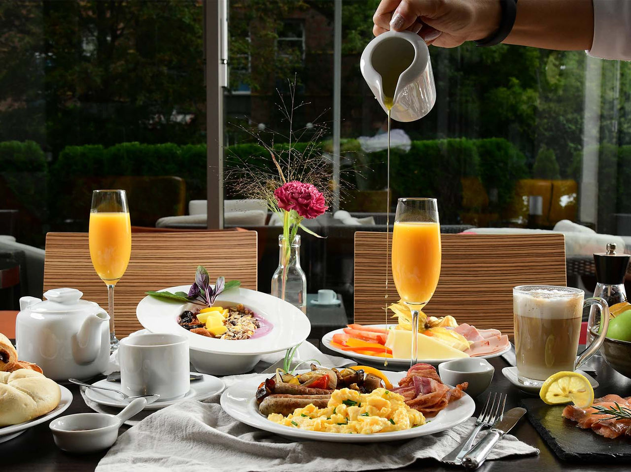 Das Restaurant Atlantis im 4-Sterne-Hotel in Berlin hat mehrere Tische und serviert Gerichte wie Eier, Wurst und Obst