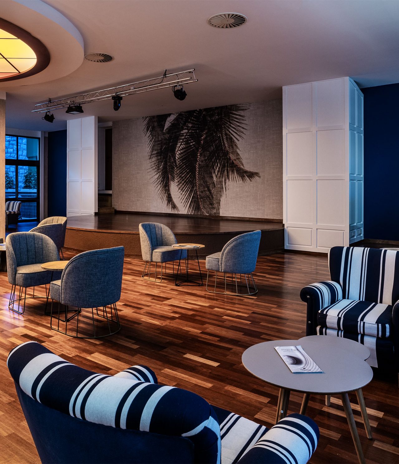 Die Bar do Princípe im Hotel an der Algarve hat mehrere Tische und Sessel in einem großen Raum, um ein Getränk zu genießen