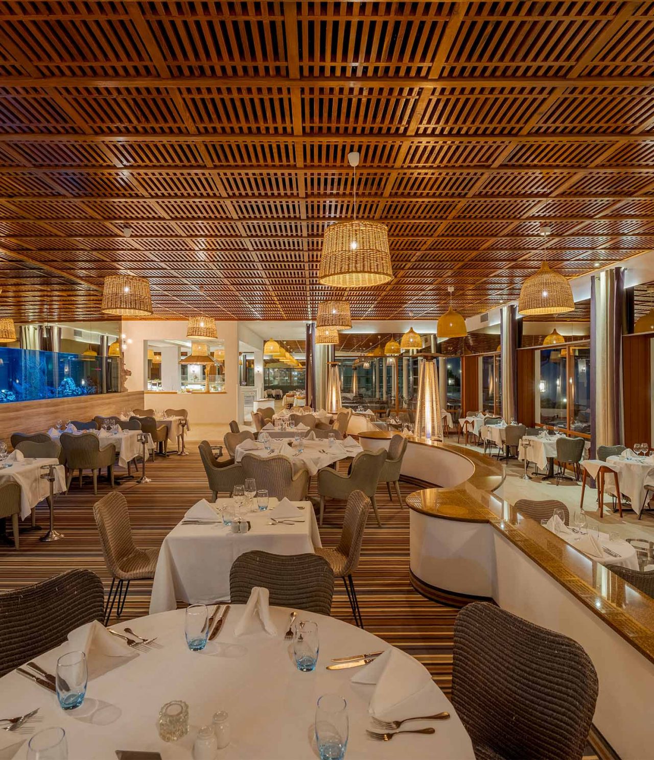Das Restaurant Almofariz im 5-Sterne-Hotel an der Algarve hat mehrere Tische, ein großes Aquarium und moderne Dekoration