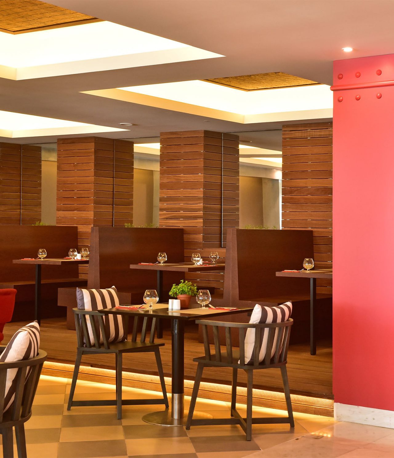 Die Bar Oceano im 5-Sterne-Hotel an der Algarve hat mehrere Tische, an denen schnelle Gerichte serviert werden