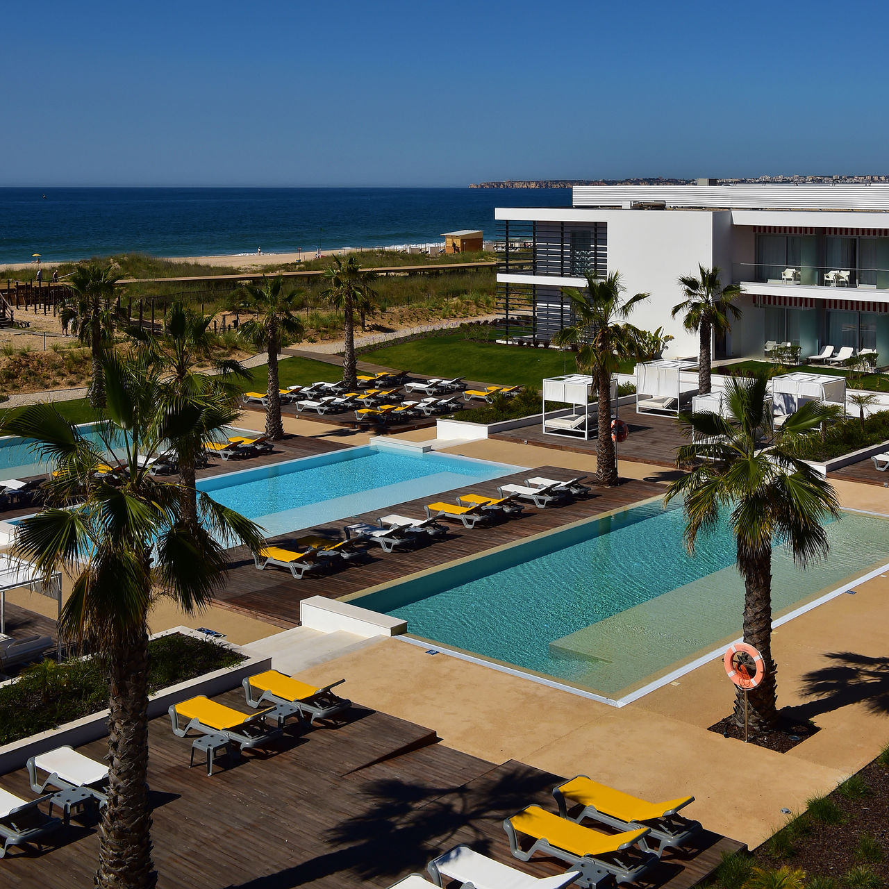 Luftaufnahme des Pools im Pestana Alvor South Beach, einem Premiumhotel in der Nähe des Strandes
