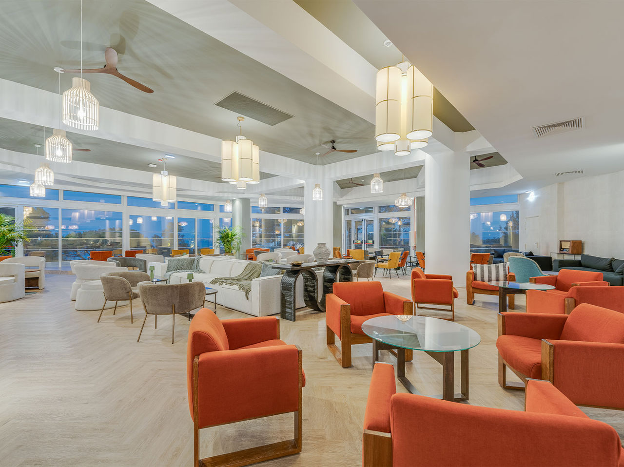 Die Bar Bubbles im Hotel an der Algarve hat Tische, an denen man ein kühles Getränk oder einen Cocktail genießen kann