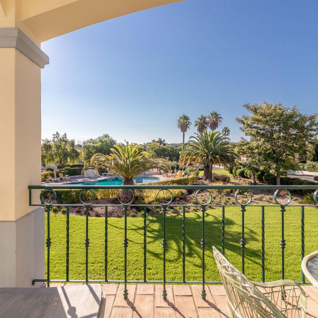 Blick auf ein Hotel-Apartment in Carvoeiro, nahe Golfplätzen, mit Garten und Außenpool