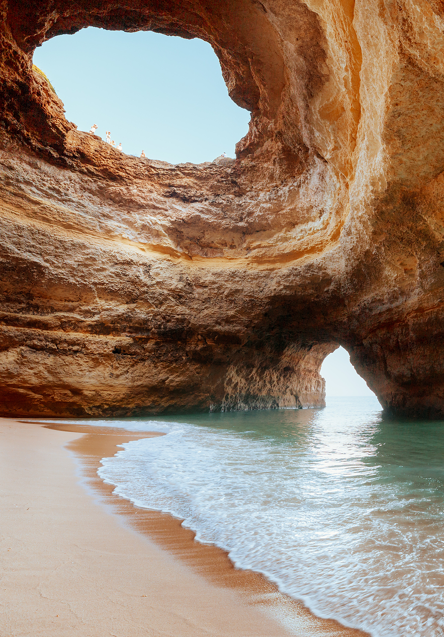 Die Höhlen der Algarve sind Felsformationen, die das kristallklare Wasser erleuchten und blaue und grüne Töne reflektieren
