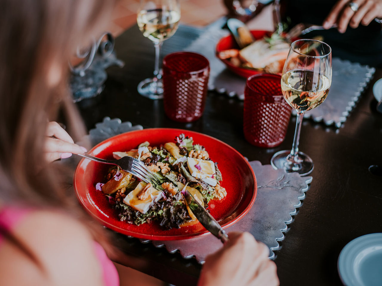 Das Restaurant Clubhouse im 4-Sterne-Hotel für Familien im Algarve serviert Gerichte wie Salat mit Ziegenkäse