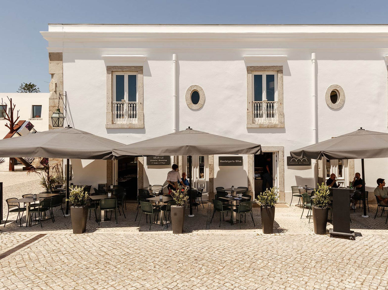 O restaurante Taberna da Praça, do Hotel 5 Estrelas em Cascais, tem uma esplanada agradável perto da marina de Cascais