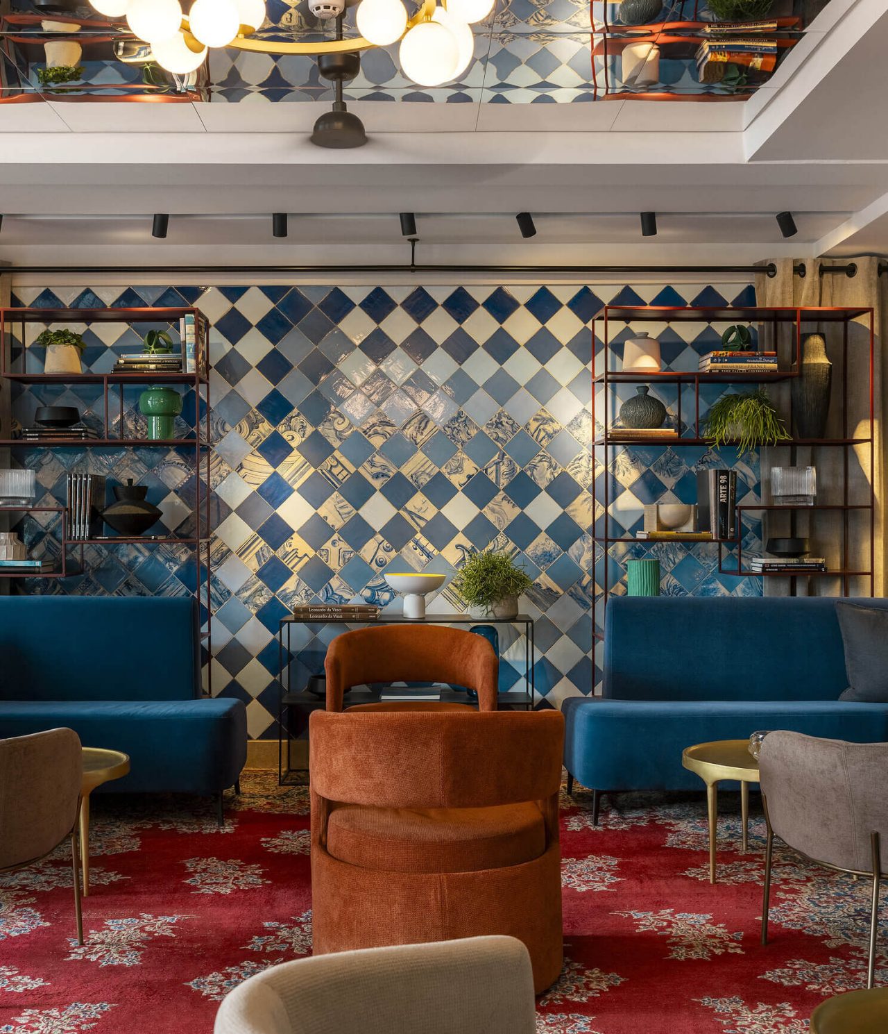 Die Bar Nery im Hotel in Baixa, Lissabon, hat eine moderne Dekoration mit Pflanzen und serviert alkoholische Cocktails