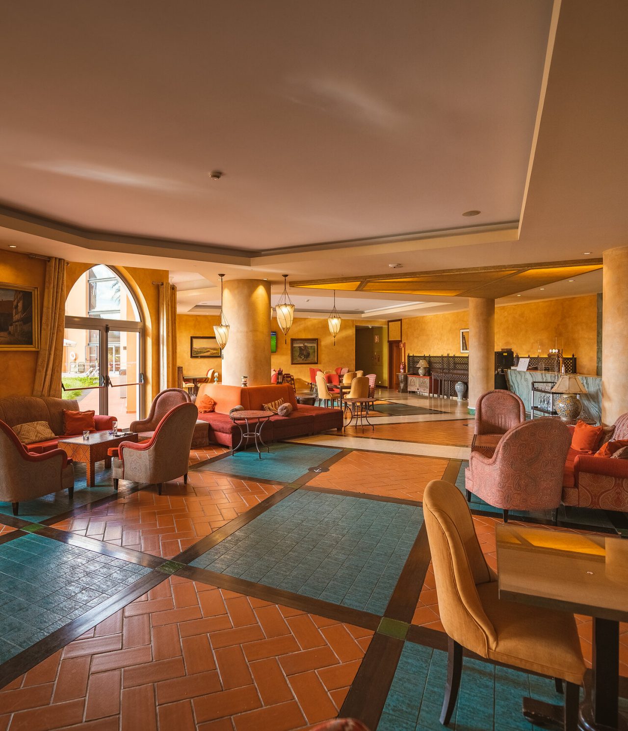 Die Bar Chafariz im 4-Sterne-Hotel in Sintra hat Tische, Stühle und bequeme Sofas, um einen Cocktail zu genießen