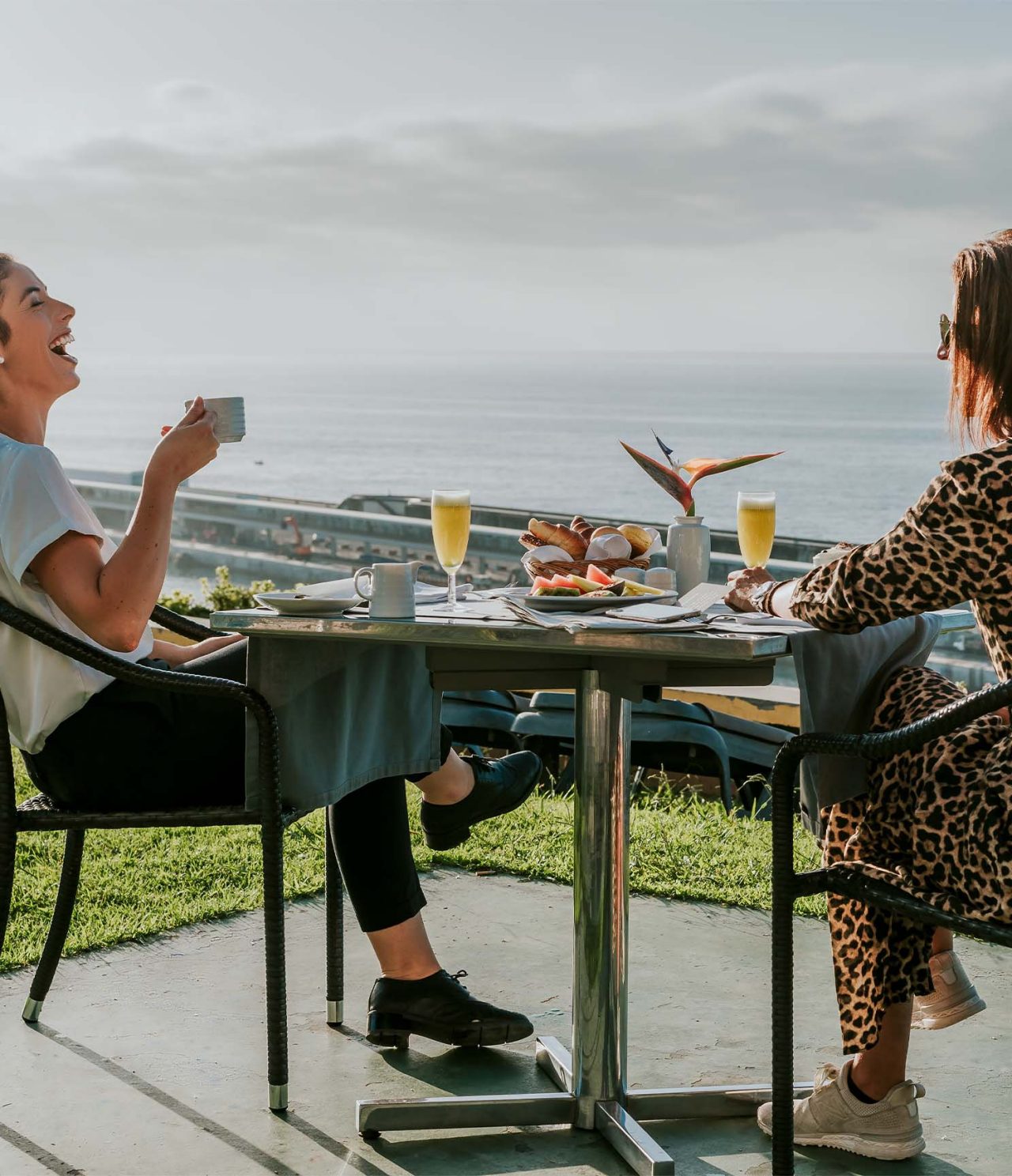 Das Restaurant Dockside im 5-Sterne-Hotel im Zentrum von Funchal hat eine Terrasse mit Meerblick