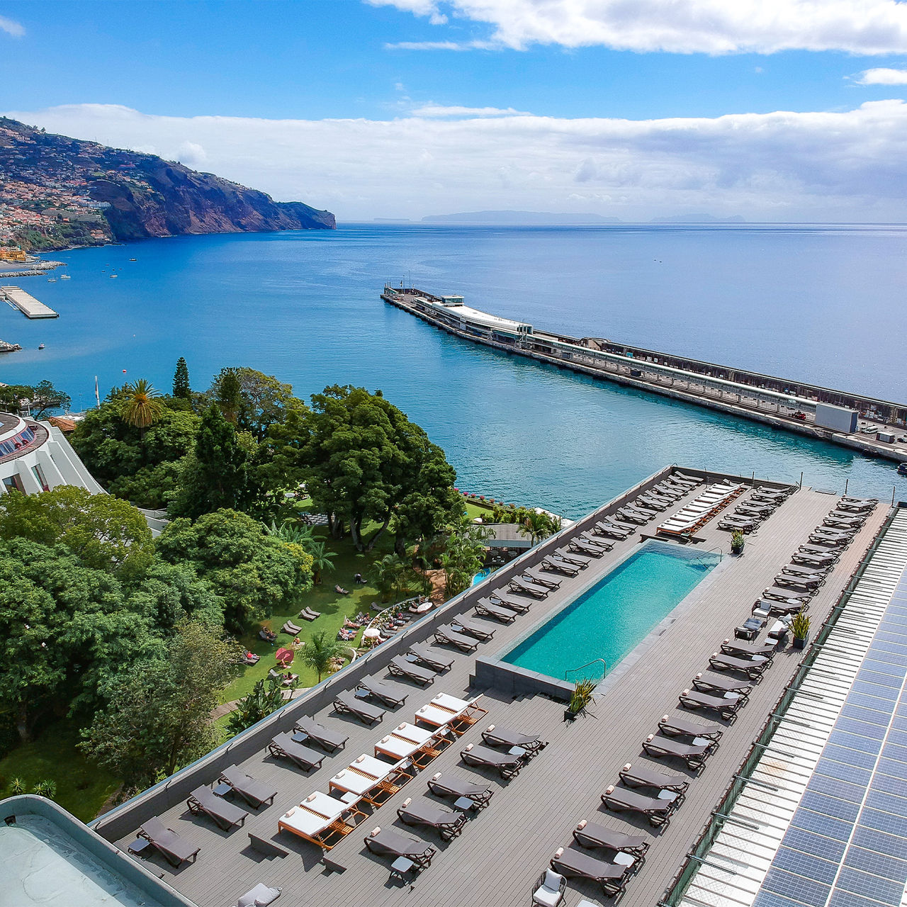 Luftaufnahme des Pools und Ausblicks vom Pestana Casino Park, Hotel in Funchal am Meer
