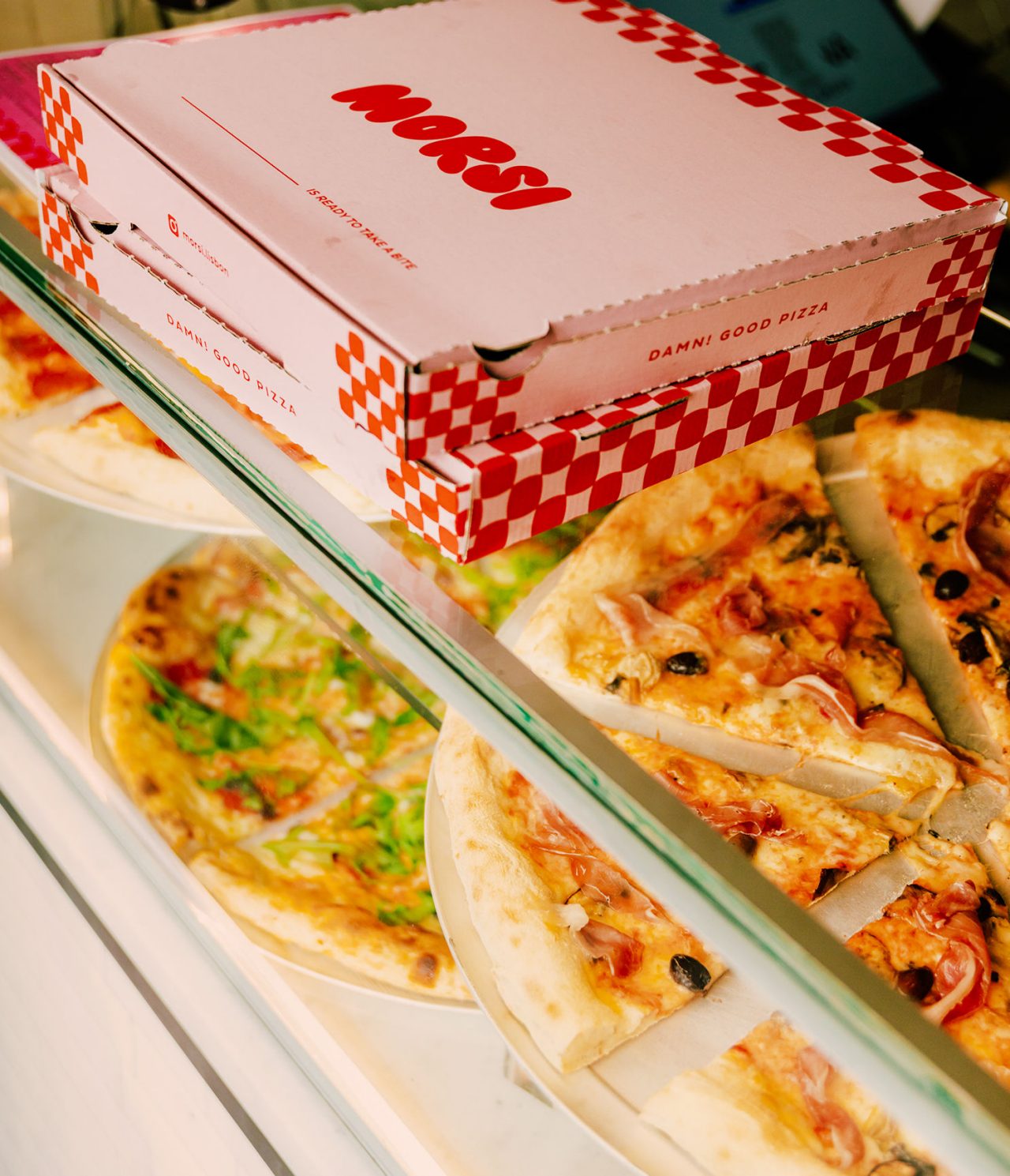 Restaurante do Pestana CR7 Funchal, pizzas fatiadas expostas sob caixa de pizza vermelha e branca