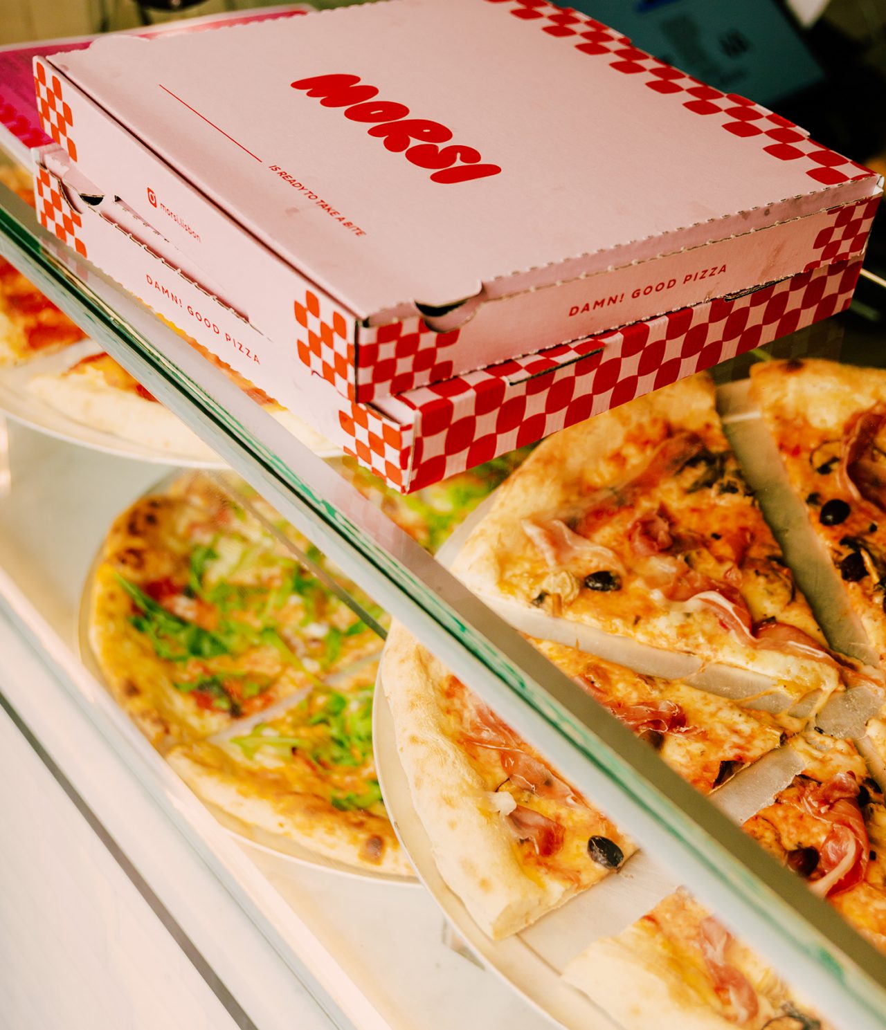 Restaurante do Pestana CR7 Funchal, pizzas fatiadas expostas sob caixa de pizza vermelha e branca