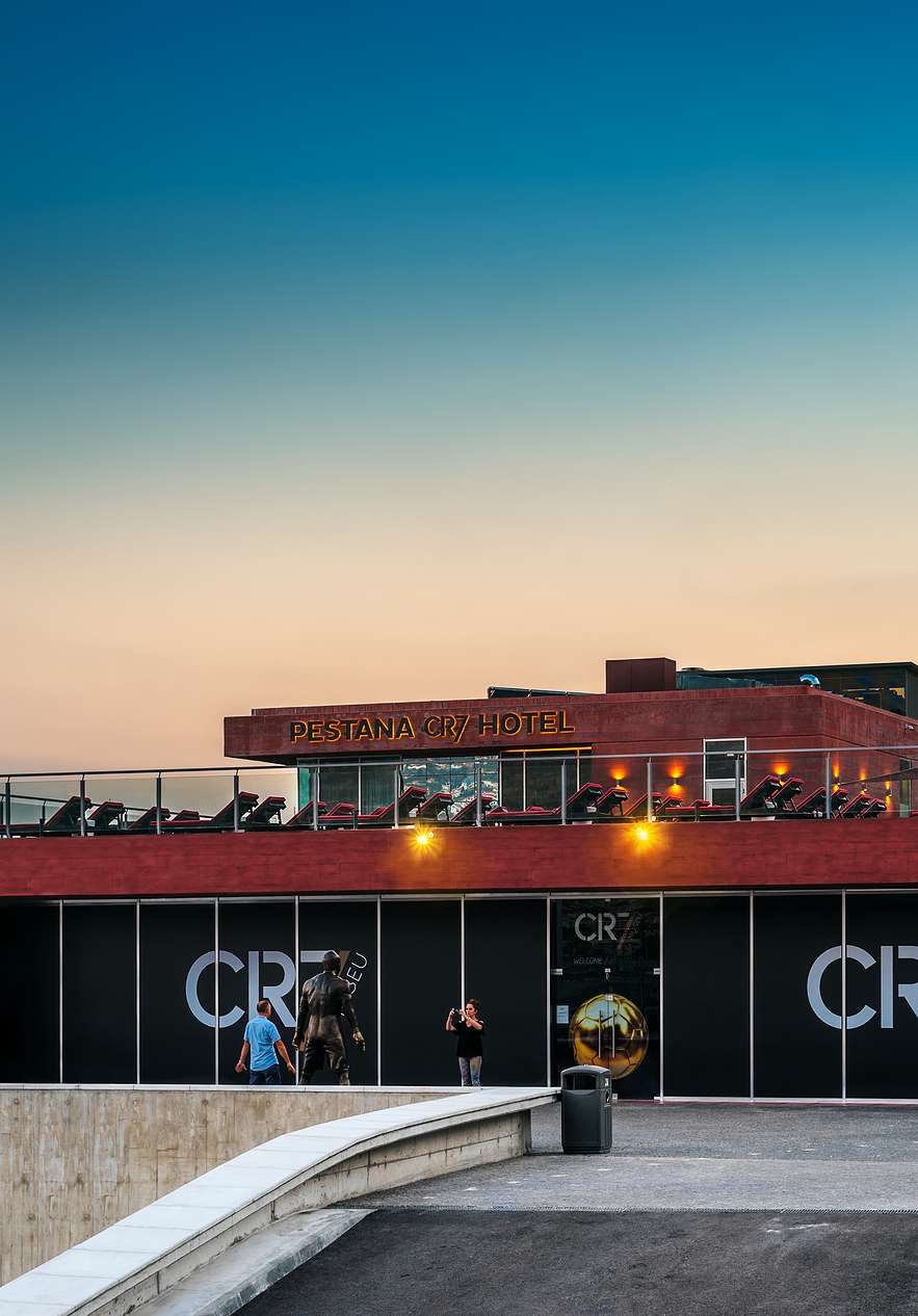 Cristiano-Ronaldo-Museum neben dem Pestana CR7 Funchal, mit Menschen, die Fotos mit der Statue des Spielers machen