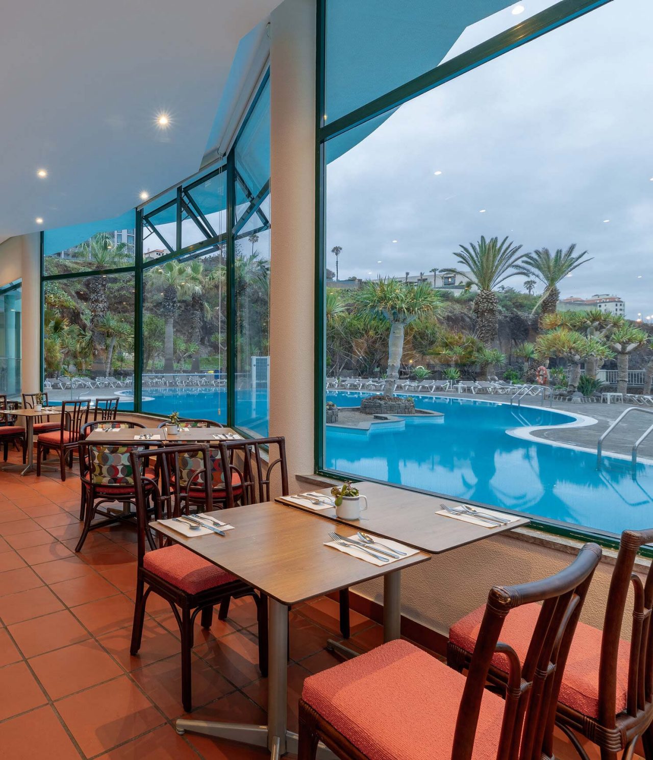 Das Restaurant Arlequim im 5-Sterne-Hotel in Funchal, Madeira hat Tische mit Blick auf den Pool