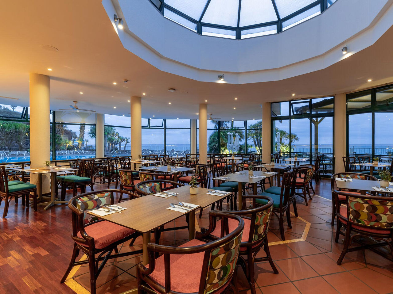 Das Restaurant Arlequim im 5-Sterne-Hotel in Funchal, Madeira bietet einen Panoramablick auf den Strand