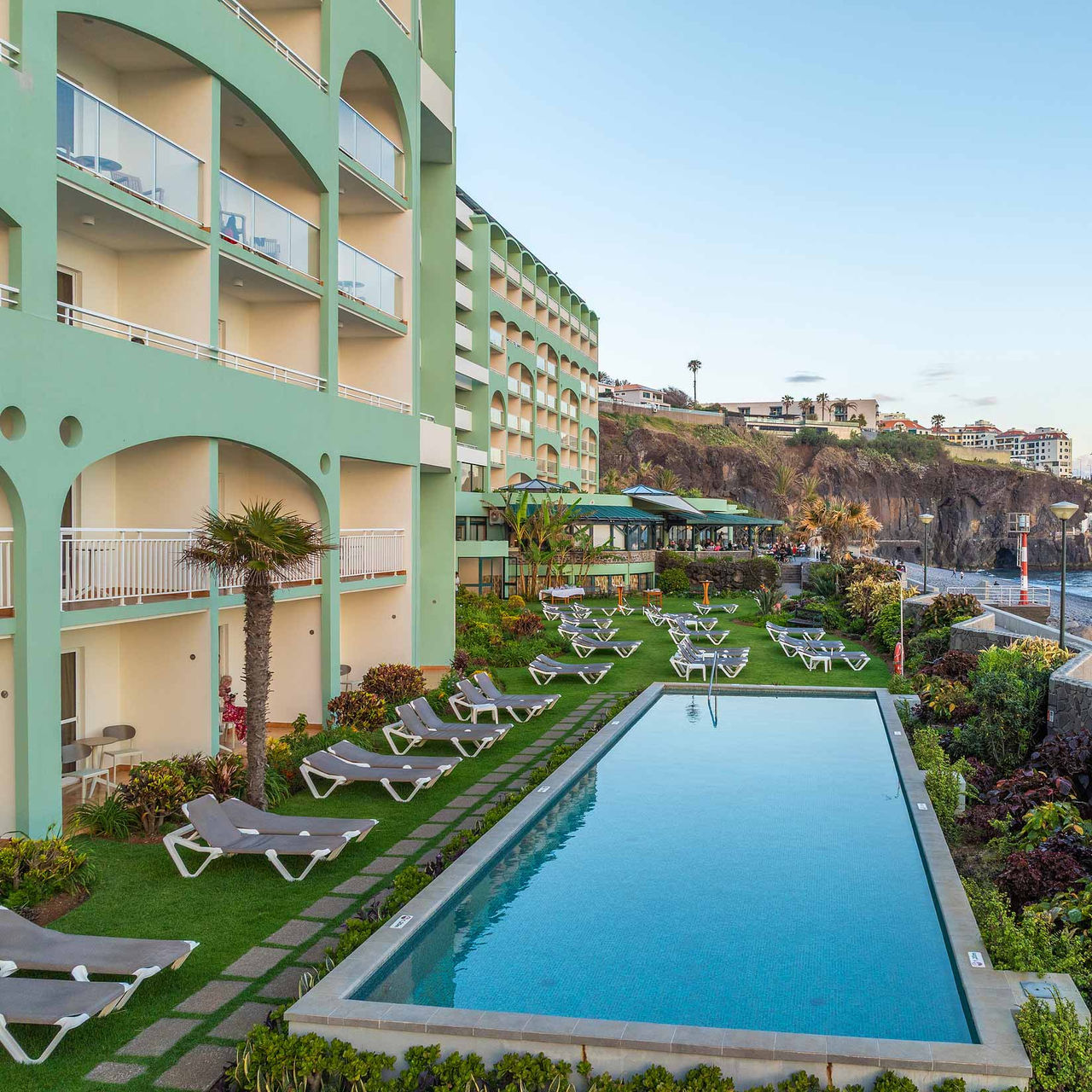 Außenfassade des Pestana Ocean Bay All Inclusive, ein 5-Sterne-Hotel in Funchal, Madeira, mit Pool