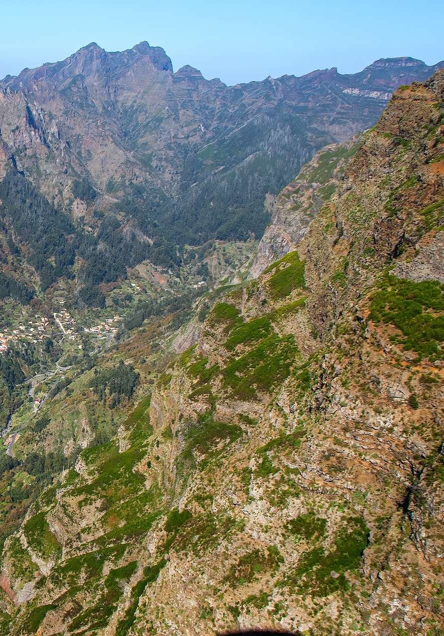 Übernachten Sie im Pestana Promenade und entdecken Sie das Curral das Freiras auf Madeira, mit Tal und Häusern