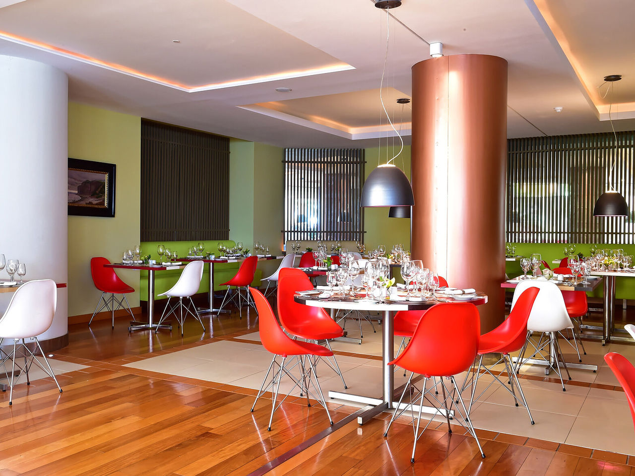 Das Restaurant Deep Blue im 4-Sterne-Hotel am Meer in Funchal hat einen großen, hellen Saal und mehrere Tische