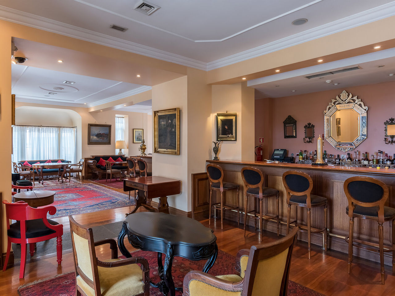 O bar A Fonte, do Hotel Romântico no Funchal, na Madeira, tem um balcão com bancos altos e várias mesas e sofás