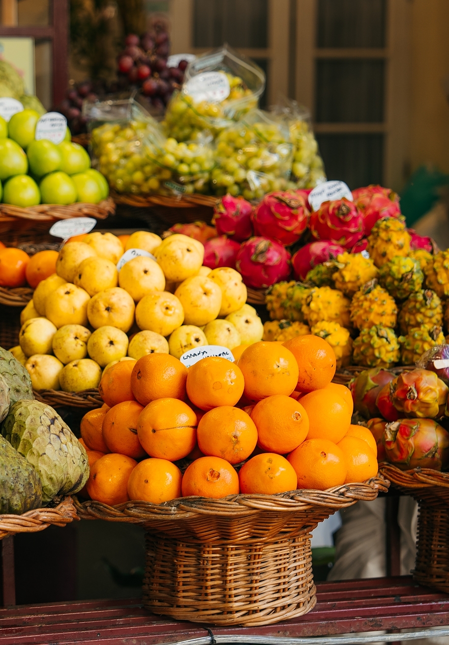 Körbe mit bunten tropischen Früchten im Mercado dos Lavradores im historischen Zentrum von Funchal