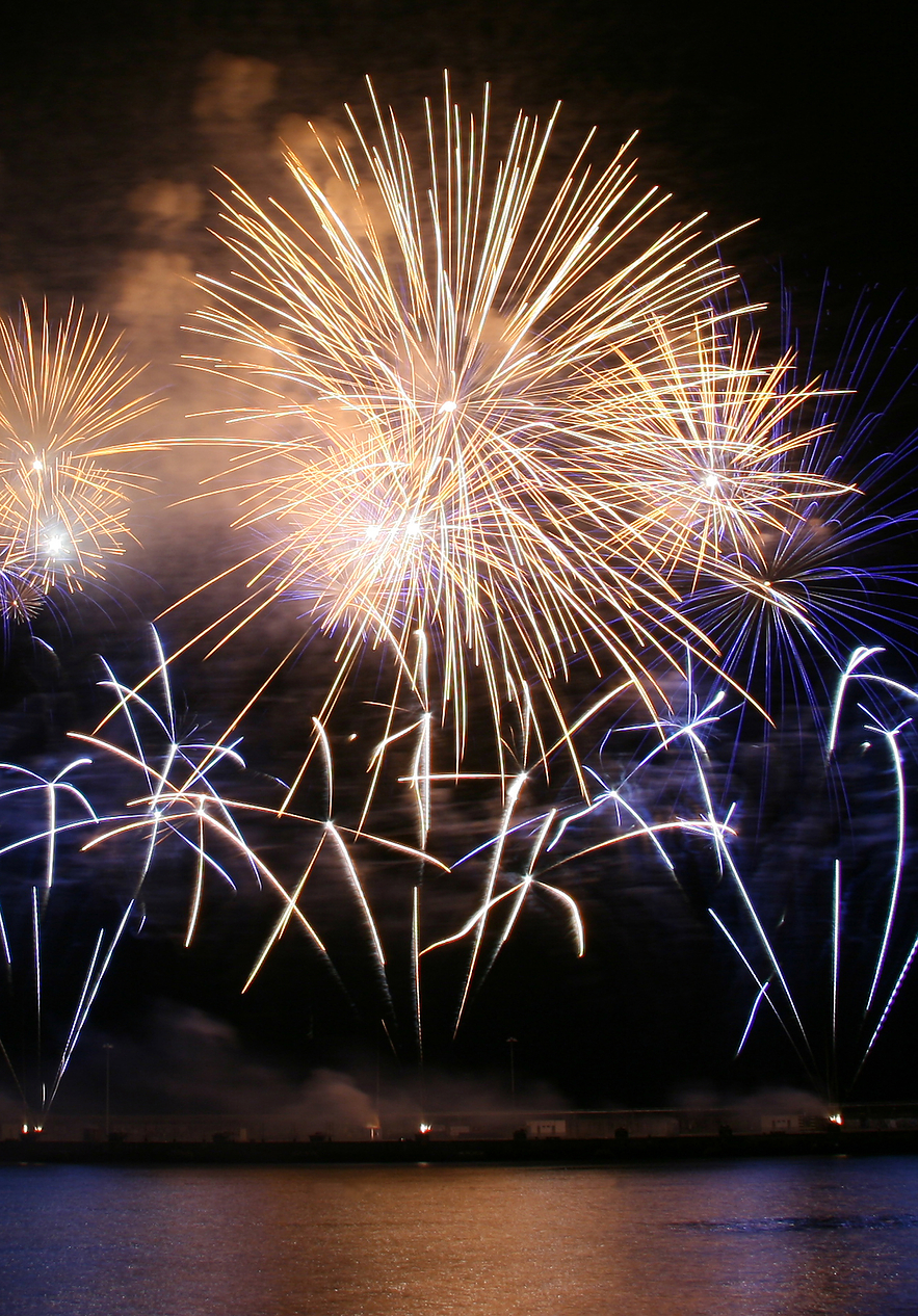 Feuerwerk beim Atlantikfest im Juni auf Madeira, von Booten im Meer abgeschossen