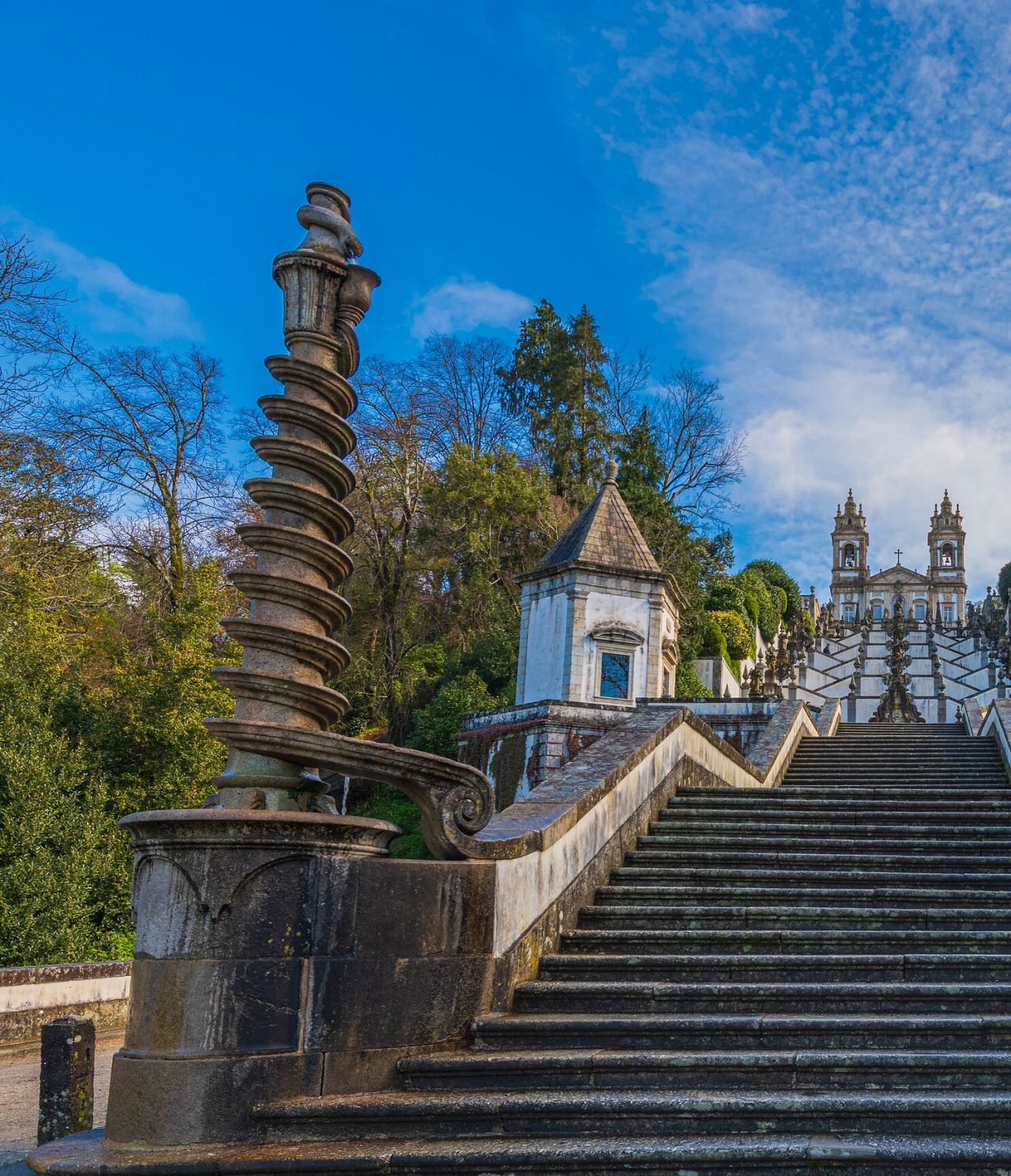 Frontansicht der Treppe und des Heiligtums Bom Jesus, mit der Hauptfassade der Kirche an der Spitze