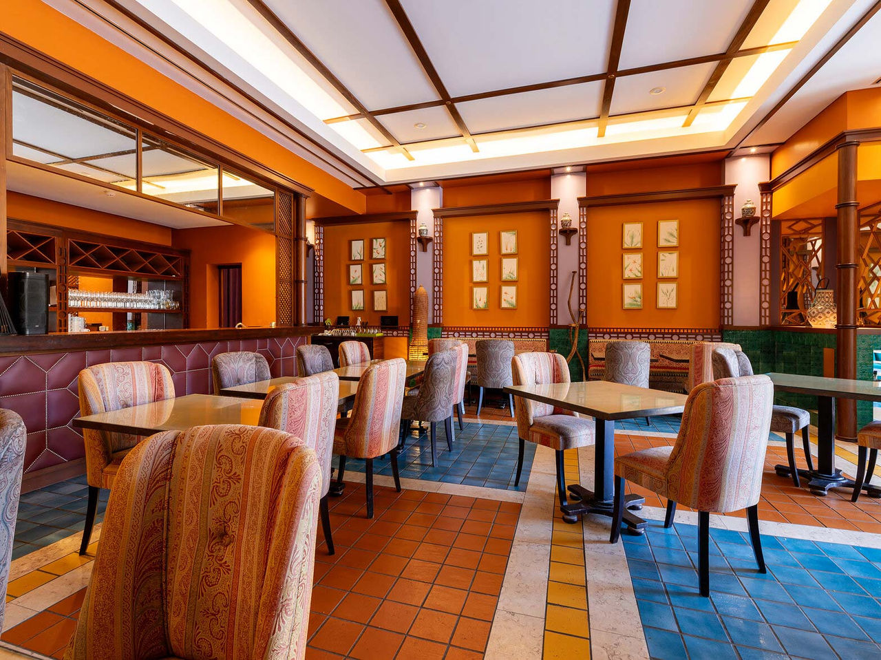 Das Restaurant Arab Magrebe im 5-Sterne-Resort auf Porto Santo bietet warme Farbtöne und quadratische Tische
