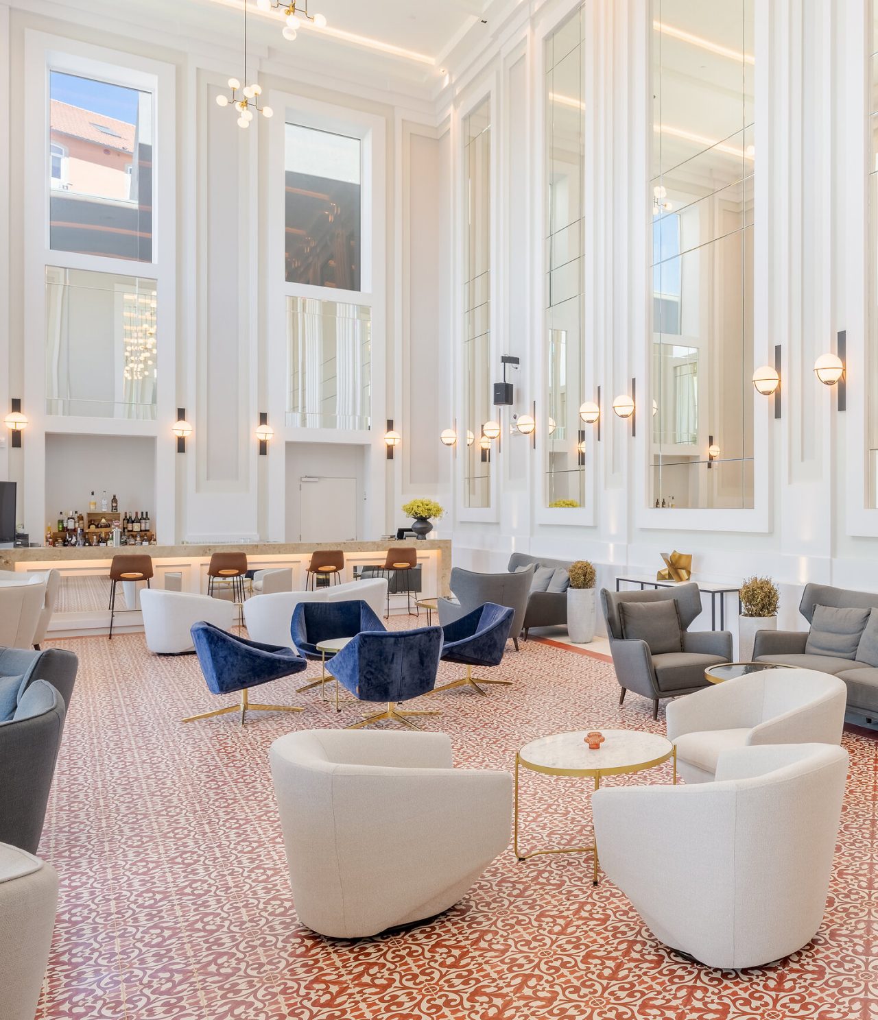 Die Bar The Great Daisy im Premium-Hotel in Porto hat viel Platz mit Stühlen und Tischen sowie hohen Wänden mit Spiegeln