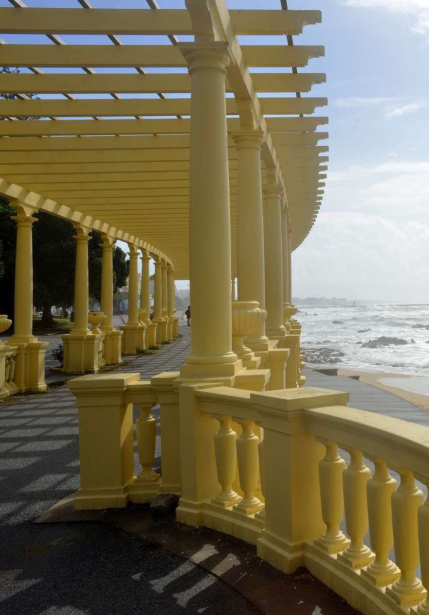 Übernachten Sie im Pestana Vintage Porto und genießen Sie an einem sonnigen Tag einen Spaziergang am Ufer des Douro