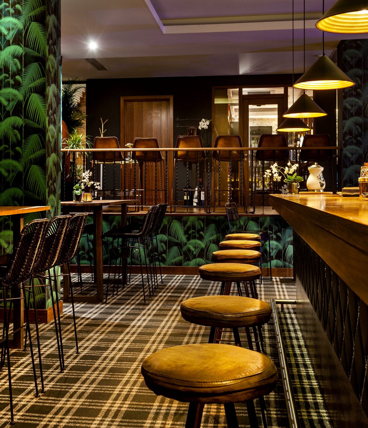 Die Rib Bar im 5-Sterne-Hotel im Zentrum von Porto hat eine Bar mit hohen Stühlen und tropischer Tapete