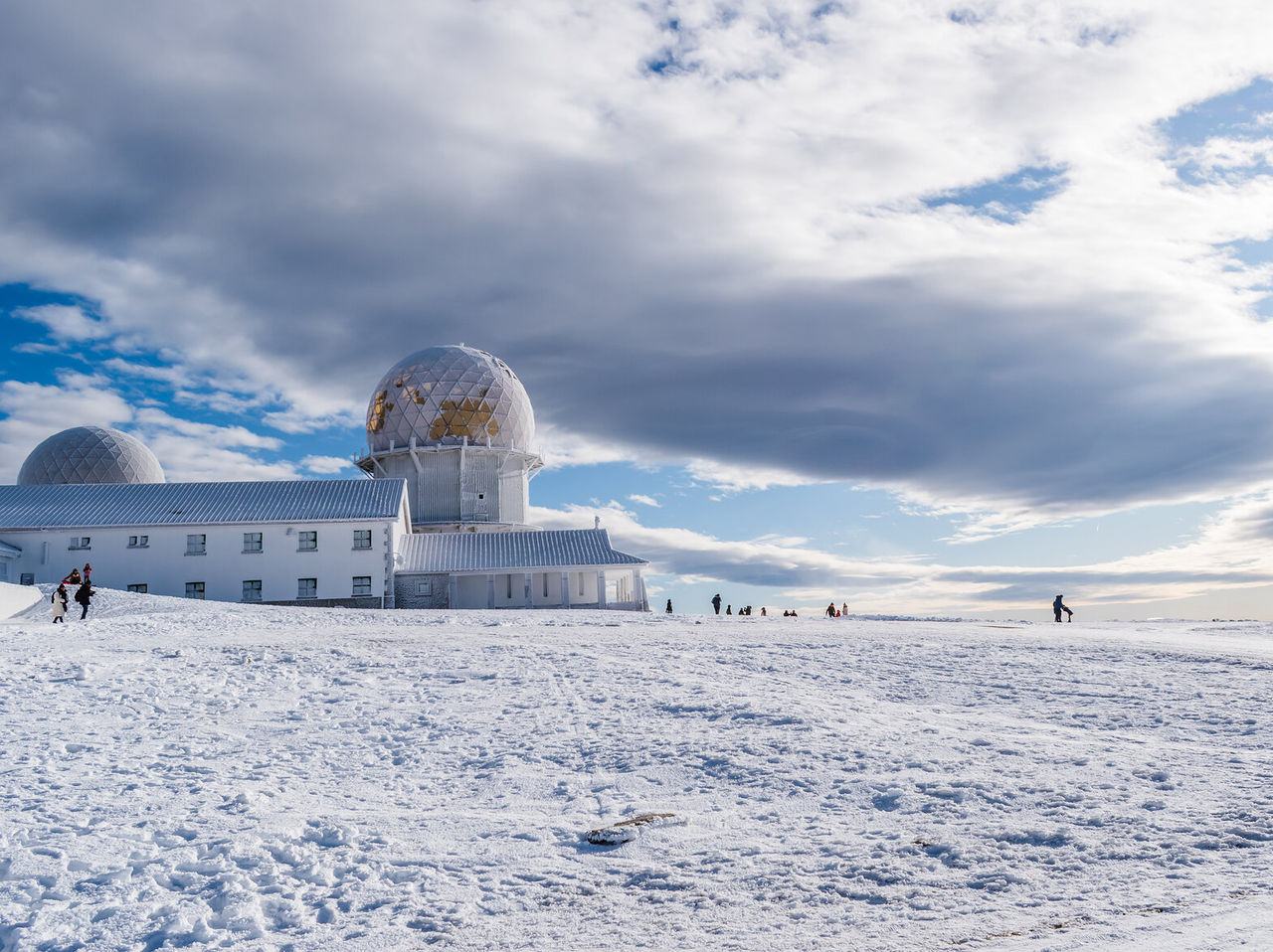 Erleben Sie die Magie des Torre da Serra da Estrela, bedeckt mit Schnee Der Berg die Natur und die frische Luft erwarten Sie