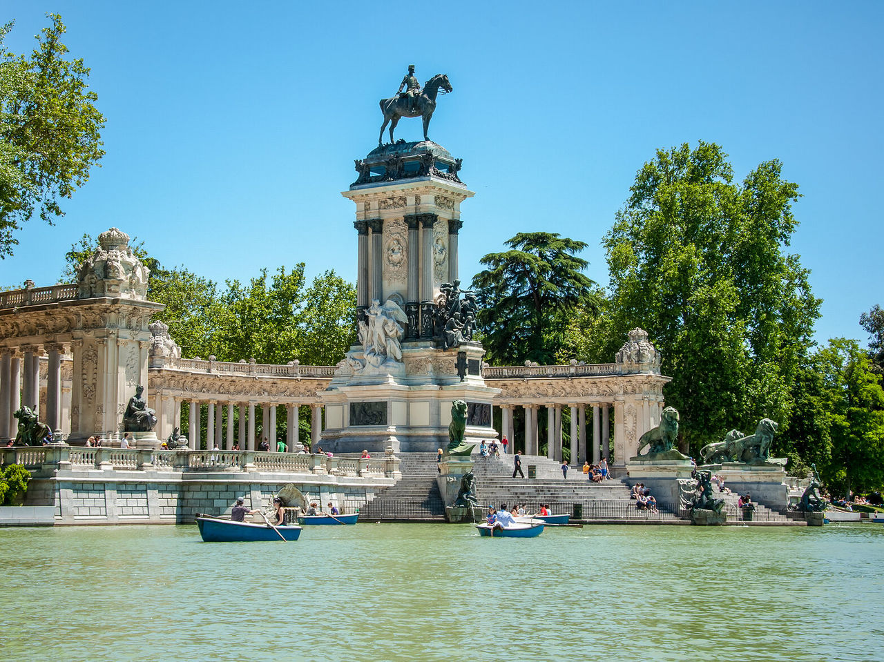 See im Retiro-Park im Zentrum von Madrid, mit Ruderbooten und Leuten, die auf den Treppen entspannen