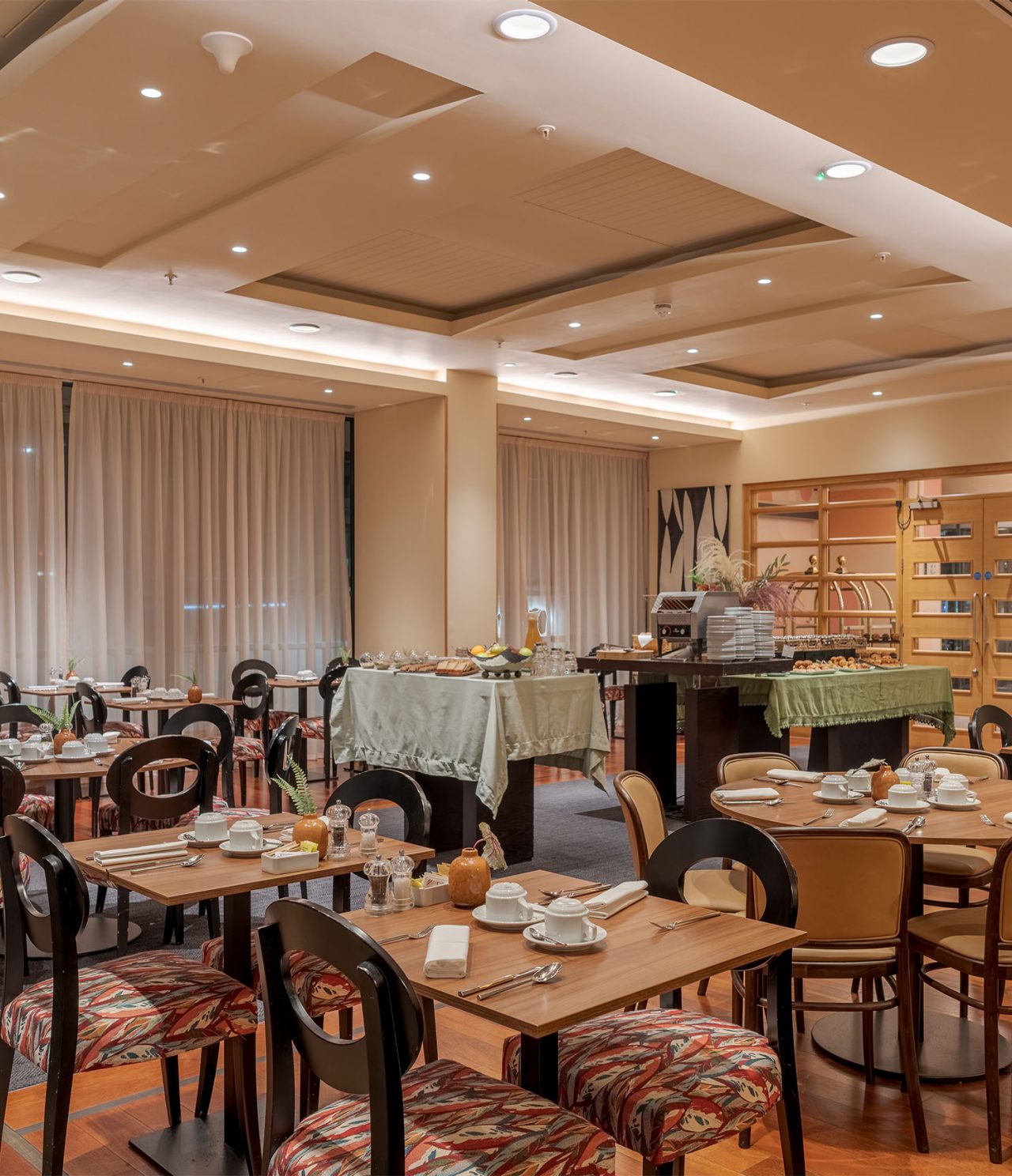 Das Restaurant Atlântico im 4-Sterne-Hotel in London hat ein Buffet und Essensplätze