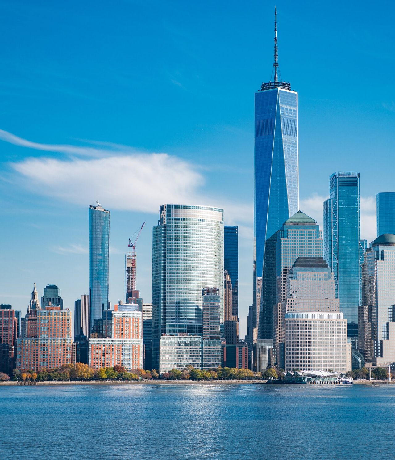 Panoramablick auf die Insel Manhattan, mit dem One World Trade Center, das sich unter den anderen hohen Gebäuden abhebt