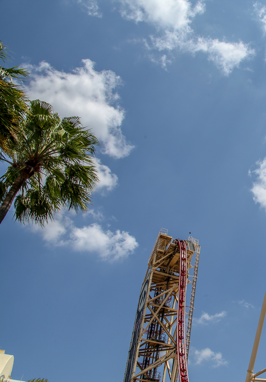 Blick von unten auf eine Achterbahn im Disney-Themenpark in Orlando, mit Fahrgästen im Waggon