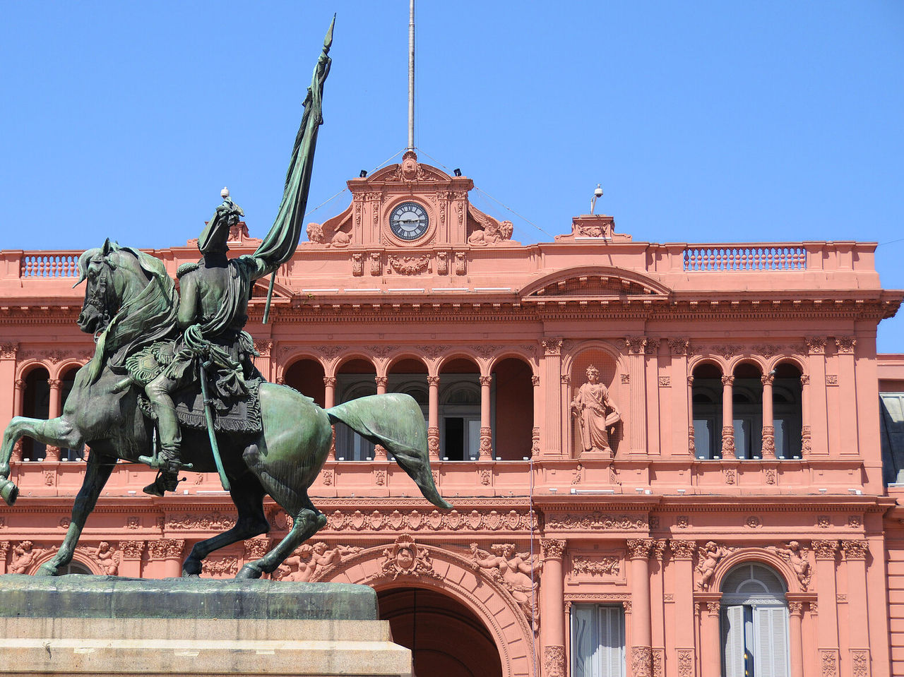 Blick auf die Casa Rosada, Sitz der argentinischen Regierung in Buenos Aires, mit der Statue von Hipólito Yrigoyen